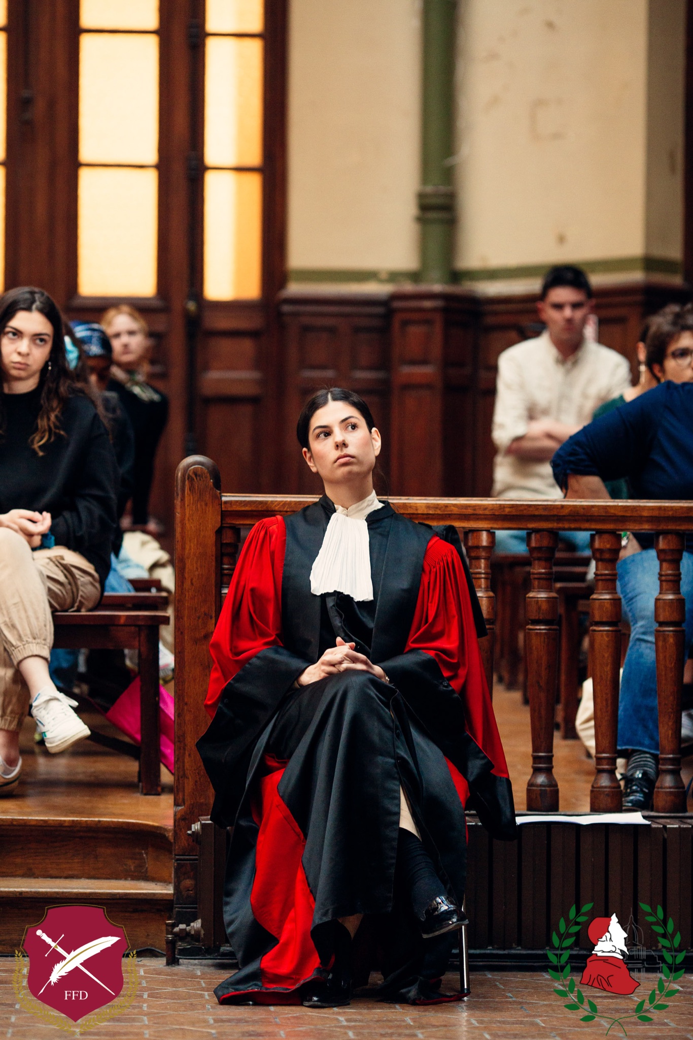 Avocat en robe dans un tribunal